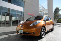 最新型の「日産リーフ」。横浜の日産グローバル本社、玄関前にて。