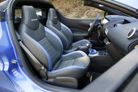 ブルーとブラックのレザースポーツシートには「GORDINI」ロゴの刺しゅうが施される。