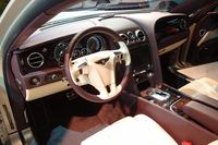 運転席まわりの様子。操作ボタンやサンバイザーなどを除くほとんどのパーツが、モデルチェンジに際して新たに作り直された。