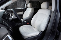 シートやドアトリムには、キルティング調のステッチが入ったニルヴァーナレザーが用いられている。