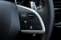 先進の安全装備「e-Assist」（2.4リッターモデルに標準装備）は新型の見どころのひとつ。「レーダークルーズコントロールシステム」のスイッチはステアリングホイールに用意される。