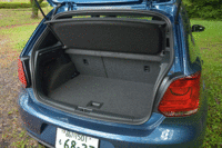 荷室の容量は280リッター。6：4分割可倒式の後席を倒すと952リッターまで拡大される。（写真をクリックすると後席アレンジの様子が見られます）