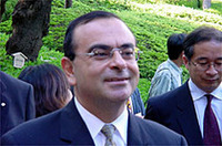 日産自動車社長カルロス・ゴーン氏。取り囲む人々に、新ステージアについて熱心に語った。