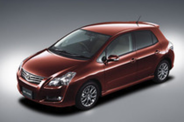 写真は専用ボディカラーであるマルーンマイカの「ブレイドGバージョンL」（4WD）。