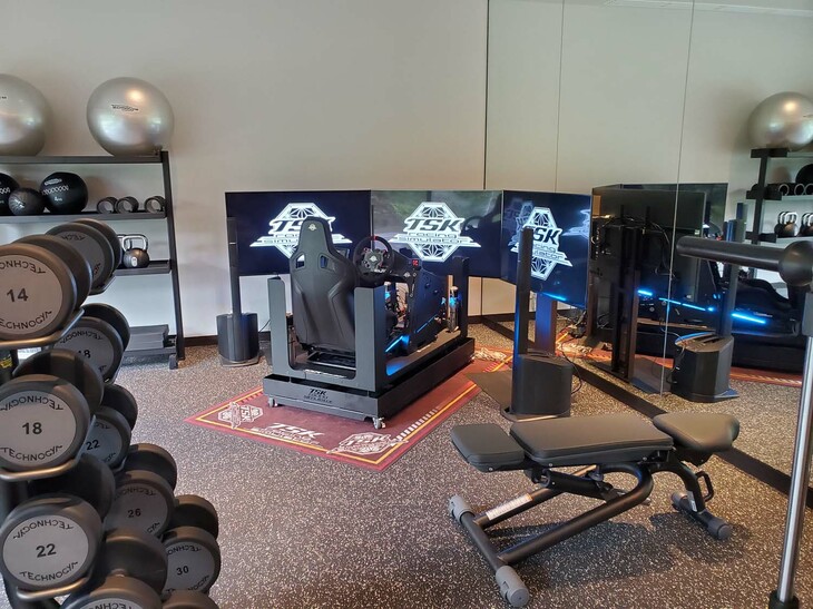 24時間オープンのフィットネスジム。その奥に本格的なレーシングシミュレーターが用意されているのが、富士スピードウェイホテルならでは。シミュレーターで体験できるコースは、もちろん富士スピードウェイのレーシングコース。