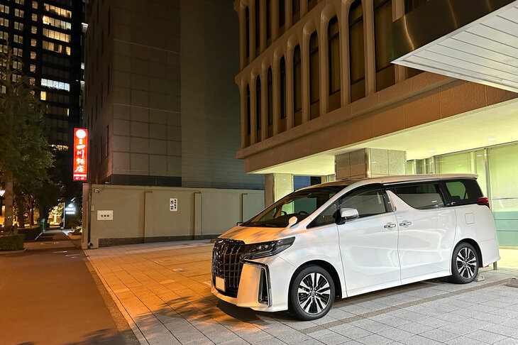 そのデザインに疑問を抱いてきた筆者を横目に、もはや東京都心の一風景を構成していた。永田町で。