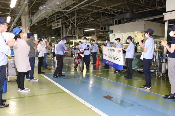 2020年7月、ヤマハの社員に見送られつつ工場から出荷される、最後の「セロー」。これで、35年にわたるセロー生産の歴史に幕が下ろされた。