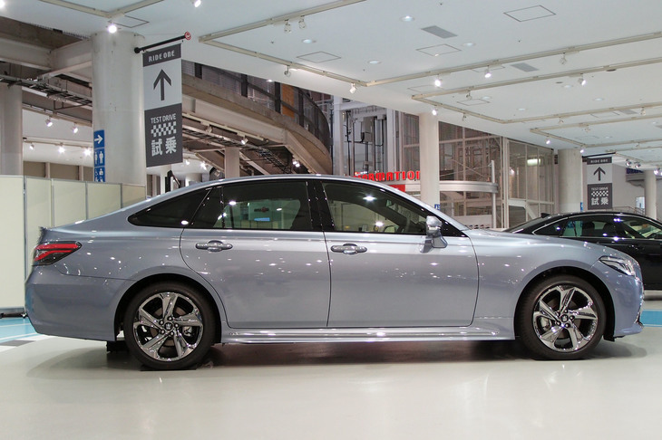 2018年6月の発表会より、会場に展示された15代目「クラウン」。ルーフからトランクフードに続くラインをなだらかにし、Cピラーを細くするなど、軽やかで若々しいイメージへの脱皮が図られていた。
