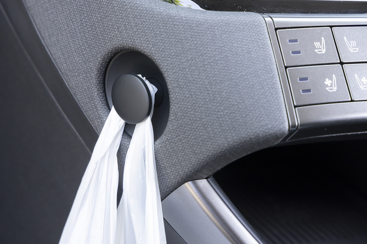 助手席の右前方にはコンビニフックが備わっている。