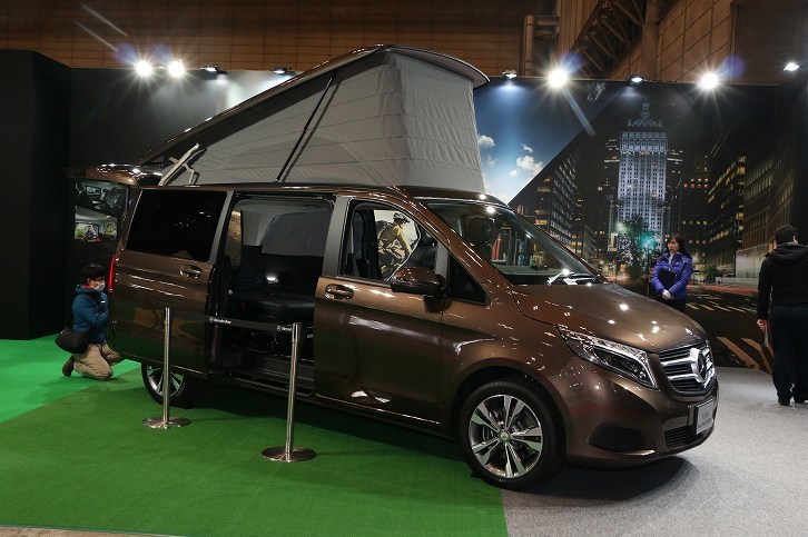 「メルセデス・ベンツV220dマルコ・ポーロ ホライゾン」。メルセデス・ベンツ日本は、今回がジャパンキャンピングカーショー初参加。「Vクラス」に追加された新グレードは864万円。プレミアムアウトドアミニバンという位置付けだ。