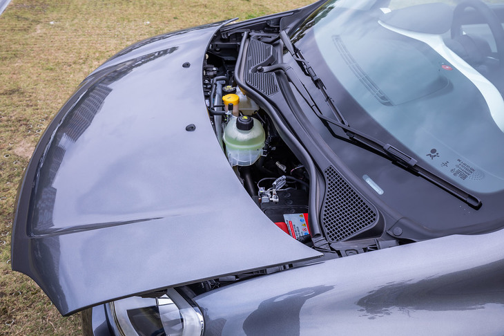 フロントボンネットは、前方に向かってスライドするタイプ。写真はロックを解除し、最も前方にスライドさせた様子。ブレーキフルードやウィンドウウオッシャー液の補充、バッテリーのメンテナンスなどが行えるが、収納スペースは設置されていない。