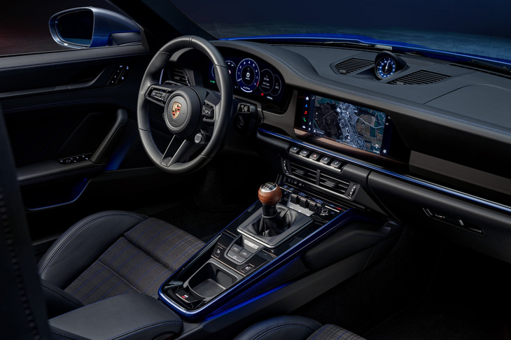 こちらは992.2型「911カレラT」のコックピット周辺。前期型（992.1型）のトランスミッションが7段MTと8段PDKだったのに対し、最新型は6段MTのみの設定で、ハンドル位置は左右から選べるようになっている。