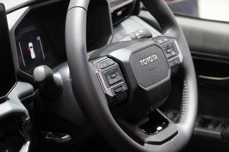 ステアリングホイールは「ランドクルーザー“250”」と同じタイプ。アダプティブクルーズコントロールや操舵支援システム等も備わっている。