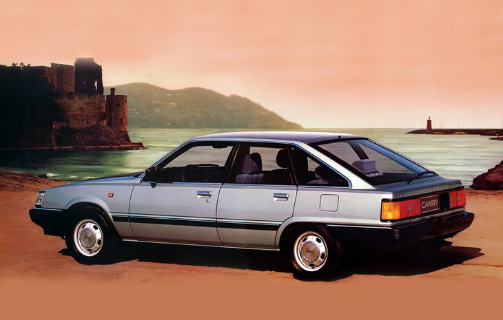 輸出仕様に存在した5ドアリフトバック（ハッチバック）。国内では兄弟車の「ビスタ」のみに用意された。