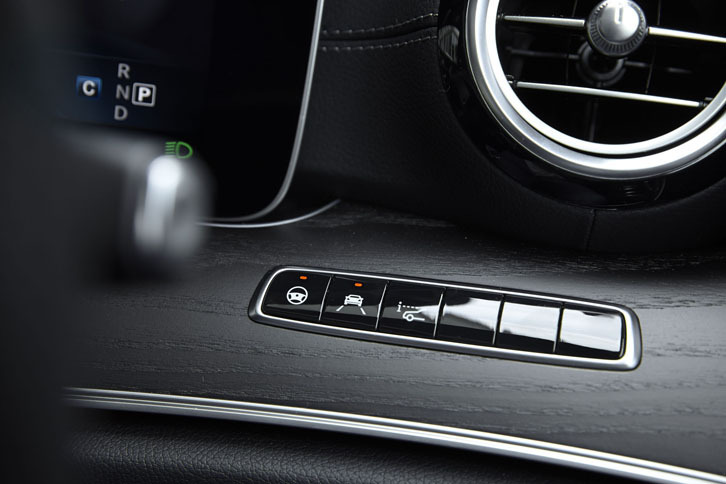 ドライバーの右前方には、先進安全装備のオン／オフスイッチがずらりと並ぶ。