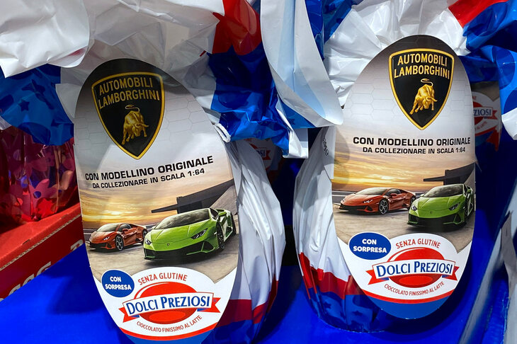 「ランボルギーニ・ウラカン」をプリントしたドルチェ・プレツィオージ製卵型チョコ。