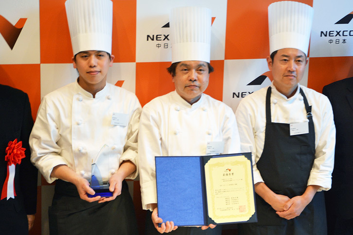 最優秀賞を獲得した尼御前SA（上り）のスタッフ。中央に立つのが料理長の福井敏裕さん。