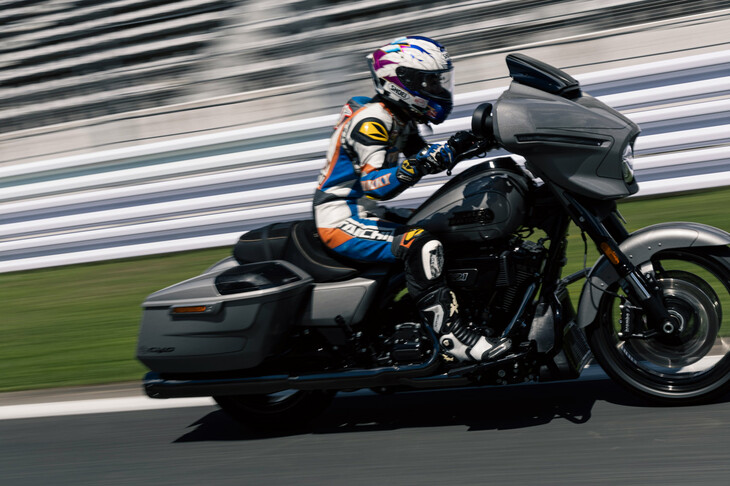 従来型の「ミルウォーキーエイト117」より最高出力が9.5％、最大トルクが約8％も増している「ミルウォーキーエイトVVT 121」だが、そのフィーリングは荒々しさより洗練ぶりを前面に押し出したものだった。