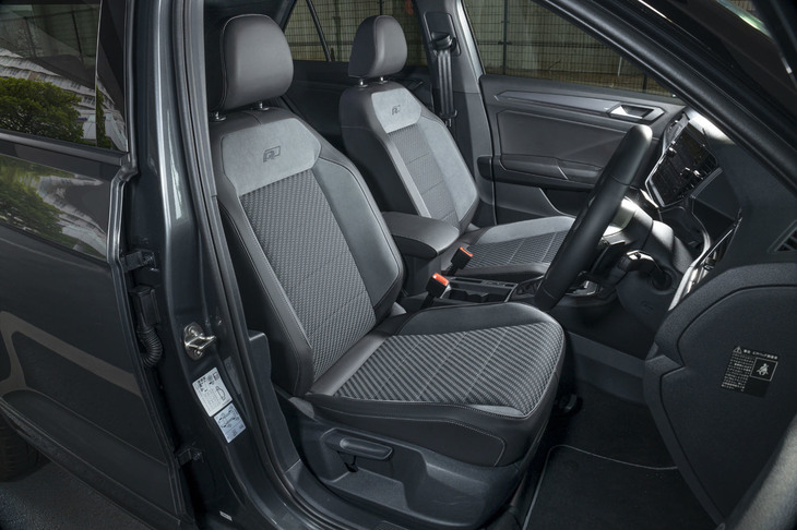 「TDI Rライン」と「TDIスポーツ」には、表皮の意匠は異なるものの、ともにスポーツシートが装備される。TDIスポーツにオプションで用意されるヒーター付きレザーシートは、TDI Rラインでは選択できない。