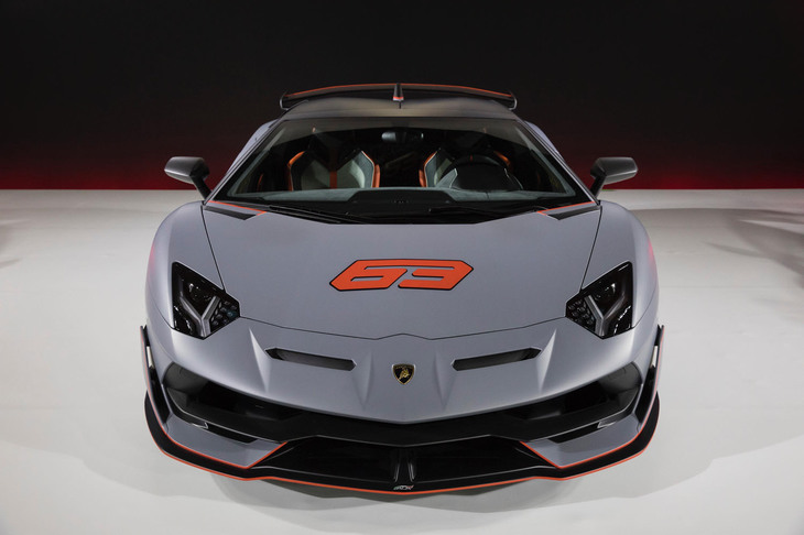 2019年8月のペブルビーチ・コンクール・デレガンスで初公開された限定モデル「アヴェンタドールSVJ 63ロードスター」も日本デビュー。