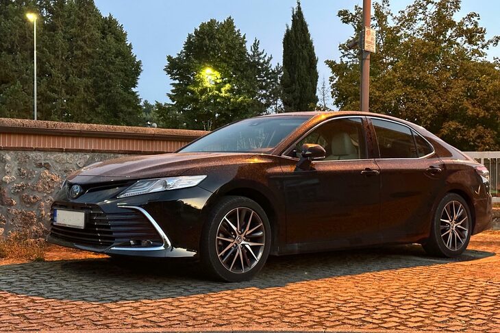 イタリア未発売の「トヨタ・カムリ」。これもルーマニアのナンバーだった。