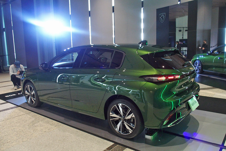 プジョー308アリュールBlueHDi（リアビュー）