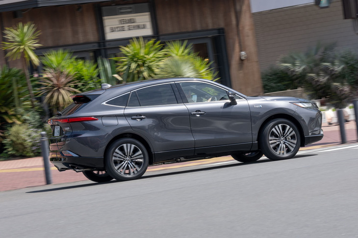 走行用のバッテリーは車両中央の床下に搭載。車内空間への干渉を抑えつつ、低重心化にも配慮したつくりとなっている。