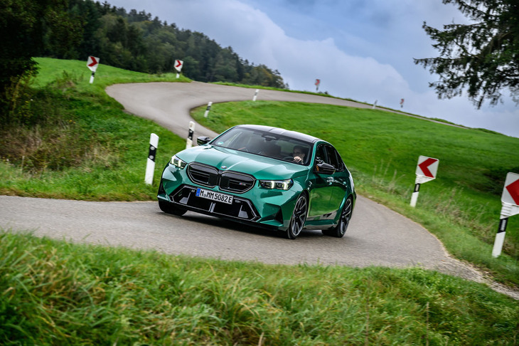 駆動用リチウムイオンバッテリーの容量は18.6kWhで、普通充電のみに対応。140km/hまでのEV走行が可能で、WLTCモードのEV走行換算距離は70kmとされている。