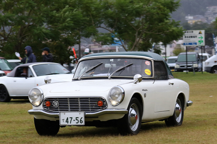 キャップ付きのスチールホイール、ガラス製のヘッドライトカバーなどが備わり、初期型のオリジナルに近い姿の「ホンダS600」。