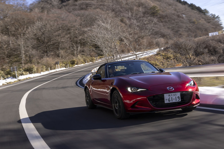 【マツダ・ロードスターRSのスペック】
	ボディーサイズ：全長×全幅×全高＝3915×1735×1235mm／ホイールベース：2310mm／車重：1040kg／駆動方式：FR／エンジン：1.5リッター直4 DOHC 16バルブ／トランスミッション：6段MT／最高出力：136PS（100kW）/7000rpm／最大トルク：152N・m（15.5kgf・m）/4500rpm／タイヤ：（前）195/50R16 84V／（後）195/50R16 84V（ヨコハマ・アドバンスポーツV105）／燃費：16.8km/リッター（WLTCモード）／価格：367万9500円
	
	【取材時の燃費データ】
	テスト距離：308.2km（市街地2：高速道路6：山岳路2）／使用燃料：23.5リッター（ハイオクガソリン）／参考燃費：13.1km/リッター（満タン法）／13.0km/リッター（車載燃費計計測値）