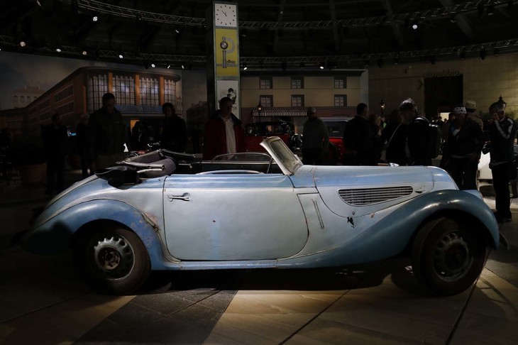 「BMW 327スポーツ コンバーチブル」（1938年）。BMWは1937年にこのモデルで高級車市場に参入し、翌年には「スポーツクーペ」を追加した。