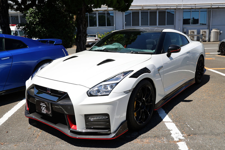 「日産GT-R NISMO」（R35）。カーボンルーフが採用された2020年以降のモデル。