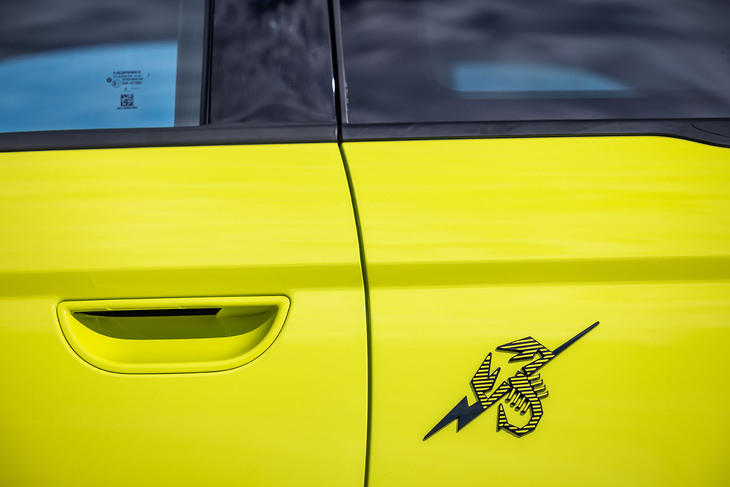 ボディーの両サイドに備わるサソリのエンブレムは、従来のアバルトエンブレムとは異なるデザインで、「稲妻の放電によって描かれたような新デザインのスコーピオンバッジ」と紹介される。