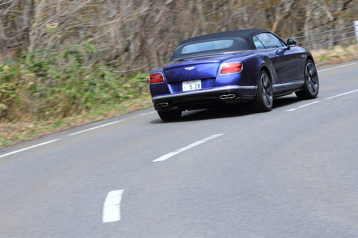 ワインディングロードを駆け抜ける。駆動方式は、ほかの「コンチネンタルGT」と同様に、4WDのみとなる。