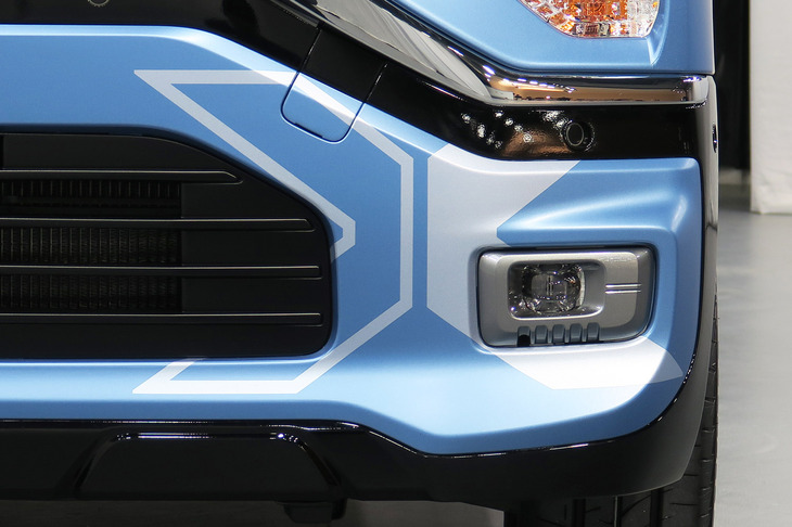 三菱K-EVコンセプトXスタイル（「X」ロゴ）