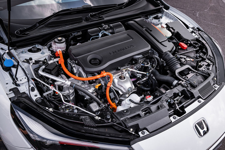アトキンソンサイクルの2リッター直4直噴エンジンに、ホンダ独自の2モーター内蔵のCVTを組み合わせたハイブリッドシステム「e：HEV」を搭載。エンジン単体で最高出力141PS、最大トルク182N・mを、モーター単体で同184PS、同315N・mを発生する。
