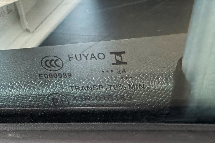 新型「イプシロン」の生産は、かつてオペル用に建てられたスペイン工場で行われる。ウィンドウは中国を本拠とする福耀集団製。同社の欧州工場製と思われる。