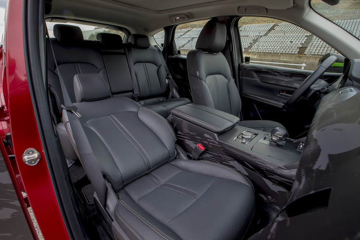 「CX-60 e-SKYACTIV PHEVプロトタイプ」のフロントシート。感触のいいレザー仕上げになっており、試乗した車両には電動調整機能やベンチレーター＆ヒーターが備わっていた。