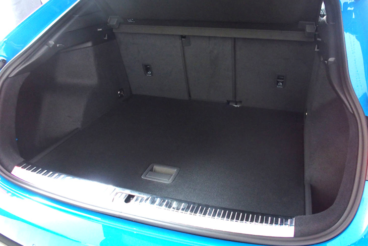 アウディQ3スポーツバック（荷室）