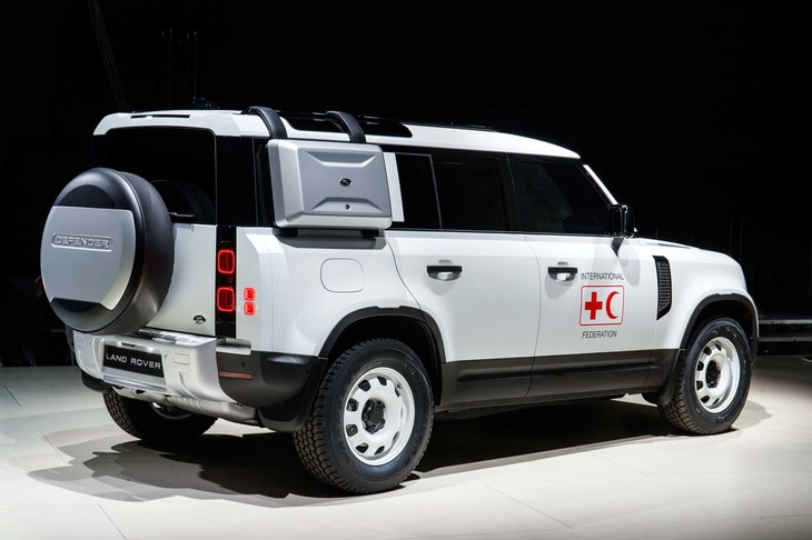 ランドローバー・ディフェンダー110（国際赤十字・赤新月社連盟ラッピング仕様）