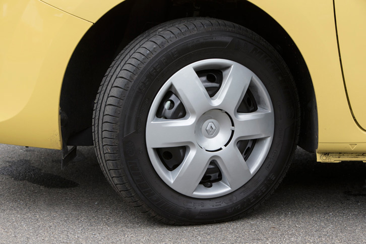 タイヤサイズは195/65R15と、高い偏平率が目を引く。ホイールはスチール製で、6スポーク風のフルキャップが標準装備される。