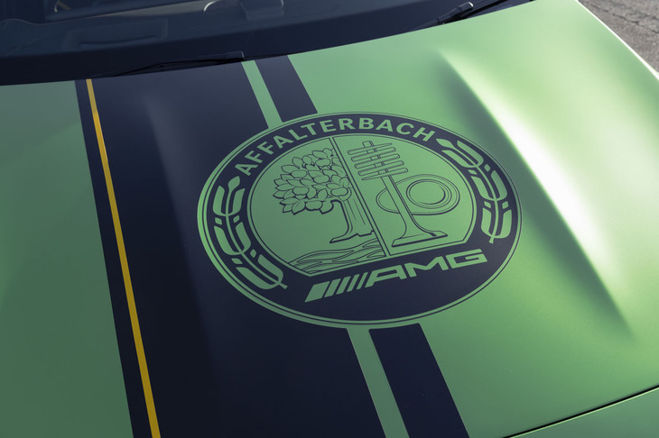 ボンネットにはストライプとともに大きなAMGのロゴが描かれる。ストライプはルーフを通じてテールゲートまでつながっている。