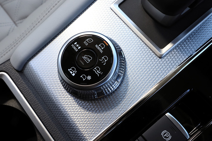 ドライブモードセレクターには、オンロード向けの「NORMAL」「POWER」「ECO」「TARMAC」と、オフロード向けの「GRAVEL」「MUD」「SNOW」の、全7種類もの走行モードが用意される。
