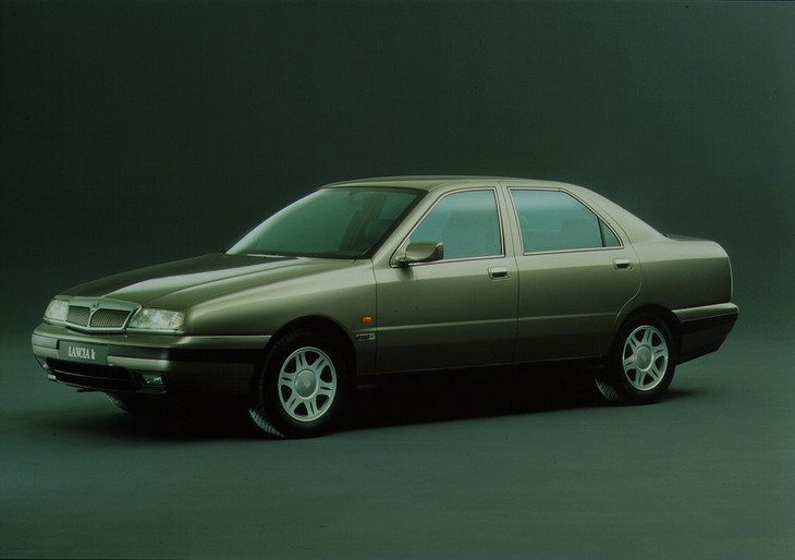 ライバルのギデッラが去った後のフィアットグループ車は次第に精彩を欠いていく。1994年「ランチア・カッパ」。先代にあたる「テーマ」が約10年にわたるロングセラーであったのに対し、こちらのライフスパンはわずか6年にとどまった。