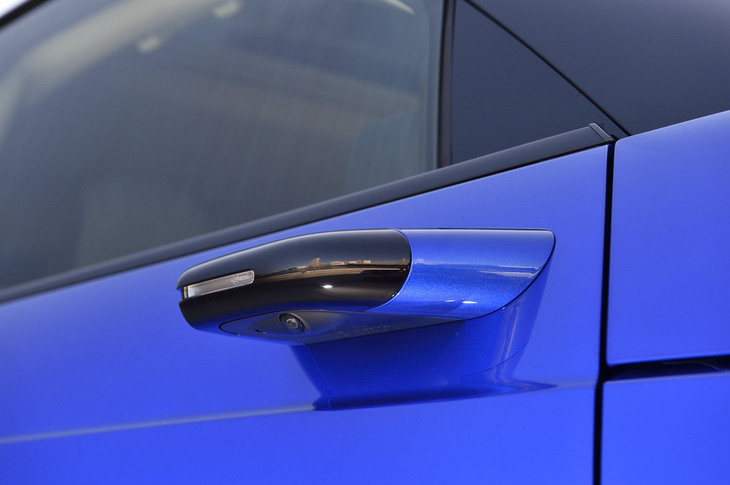 左右のフロントドアに備わる、LEDウインカー内蔵のサイドカメラミラーシステム。突起部分は小さく、車幅に収まるサイズに設定されている。