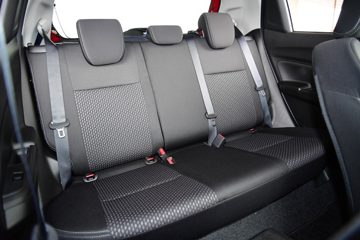 前後乗員間の距離は先代モデル比で10mm広がり、後席の足元に少しではあるが余裕が生まれている。
	 