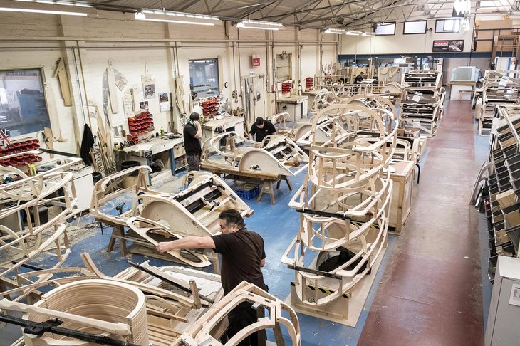 他社供給のドライブトレインを除くと、全てが「木とアルミと革でできている」と表されるモーガン。その製造は、全て職人の手作業によって行われる。