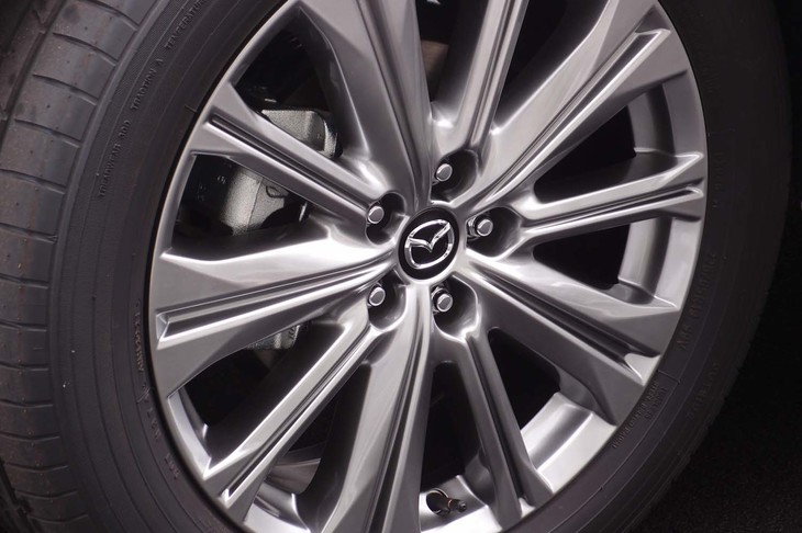 マツダCX-5 XDエクスクルーシブモード（19インチのフロントホイール）