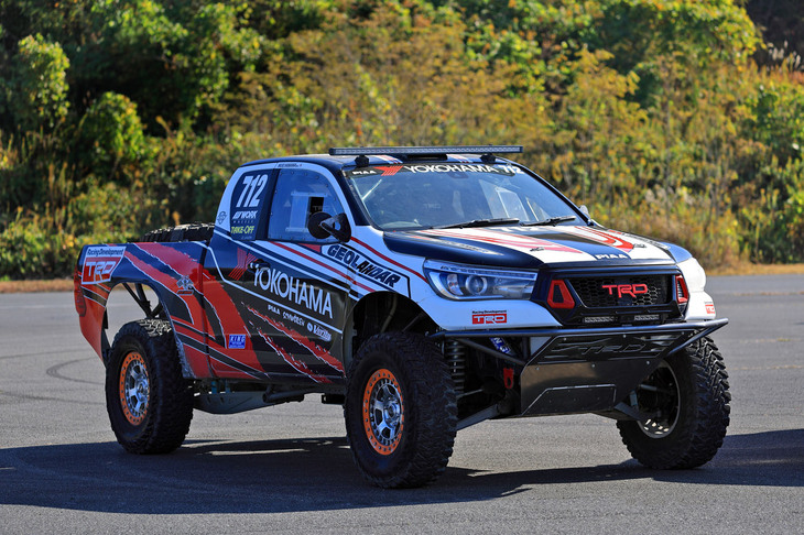 「TRDハイラックス デザートレーススペック」は、ハイラックスのスマートキャブをベースとしたオフロードレースの競技車両だ。
