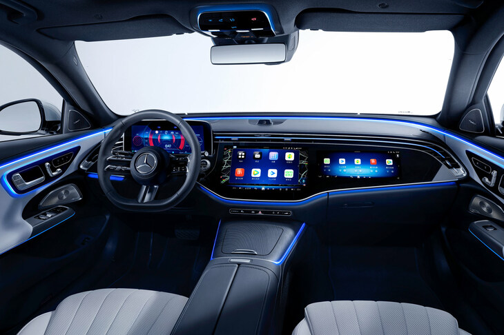 「メルセデス・ベンツEクラス」のインテリア。　
	ほった「……まぁ、光りもののセンスはベンツもビーエムも一緒って感じですね」